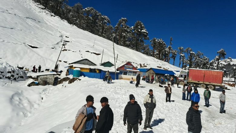 मध्यपहाडी लोकमार्गमा भारी हिमपात, दर्जनौँ सवारी र यात्रु अलपत्र