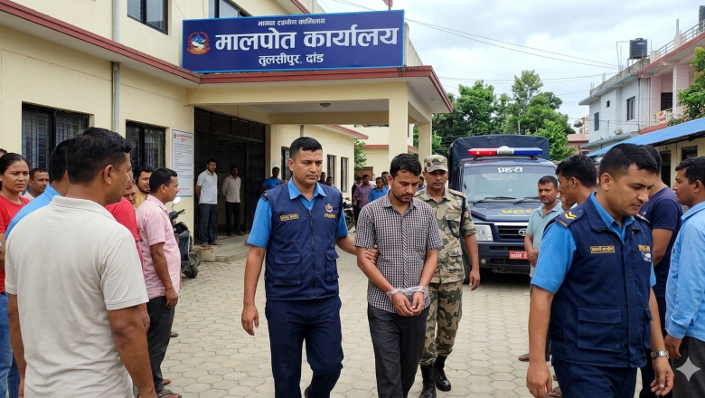 मालपोत कार्यालय तुलसीपुरबाट बिचौलिया नियन्त्रणमा