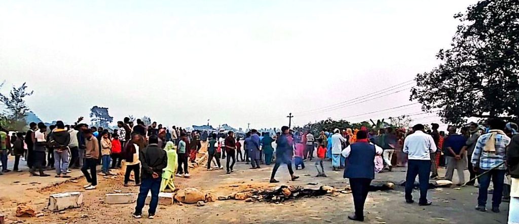 सिरहा मा छोटी भन्सार बन्दको विरोध, राजमार्ग अवरुद्ध गर्दै प्रदर्शन