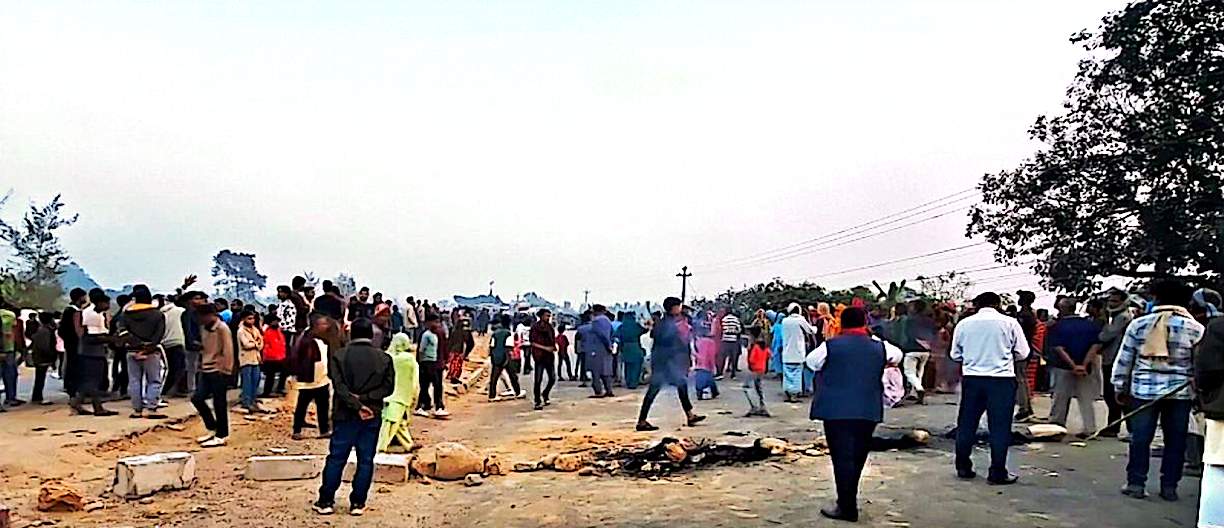 सिरहा मा छोटी भन्सार बन्दको विरोध, राजमार्ग अवरुद्ध गर्दै प्रदर्शन