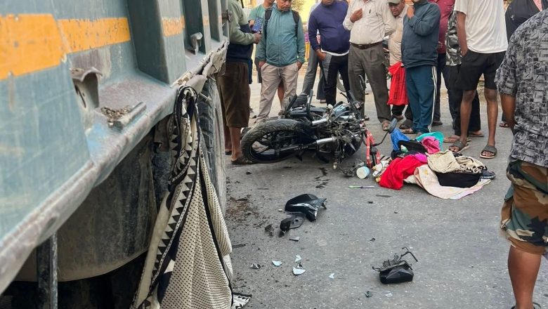 तुलसीपुर  दुर्घटना : ट्रिपरको ठक्करबाट बाबुछोराको ज्यान गयो, श्रीमती घाइते