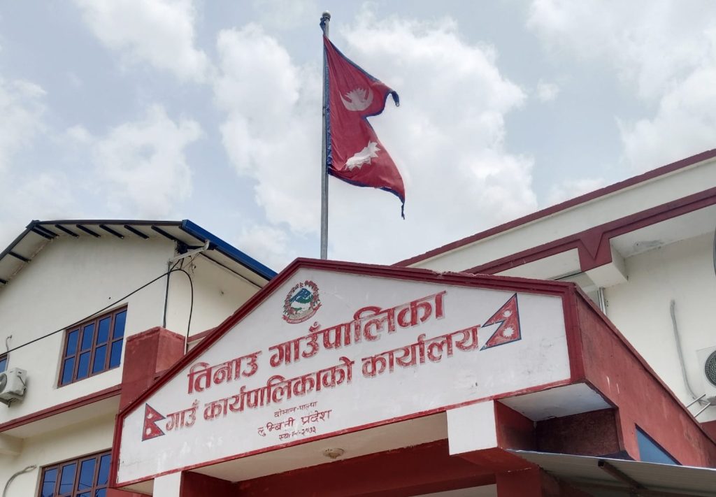 पाल्पाको तिनाउ गाँउपालिकामा सुशासन मै कर्मचारी बाधक, सेवाग्राहीलाई दिईयाे धम्की
