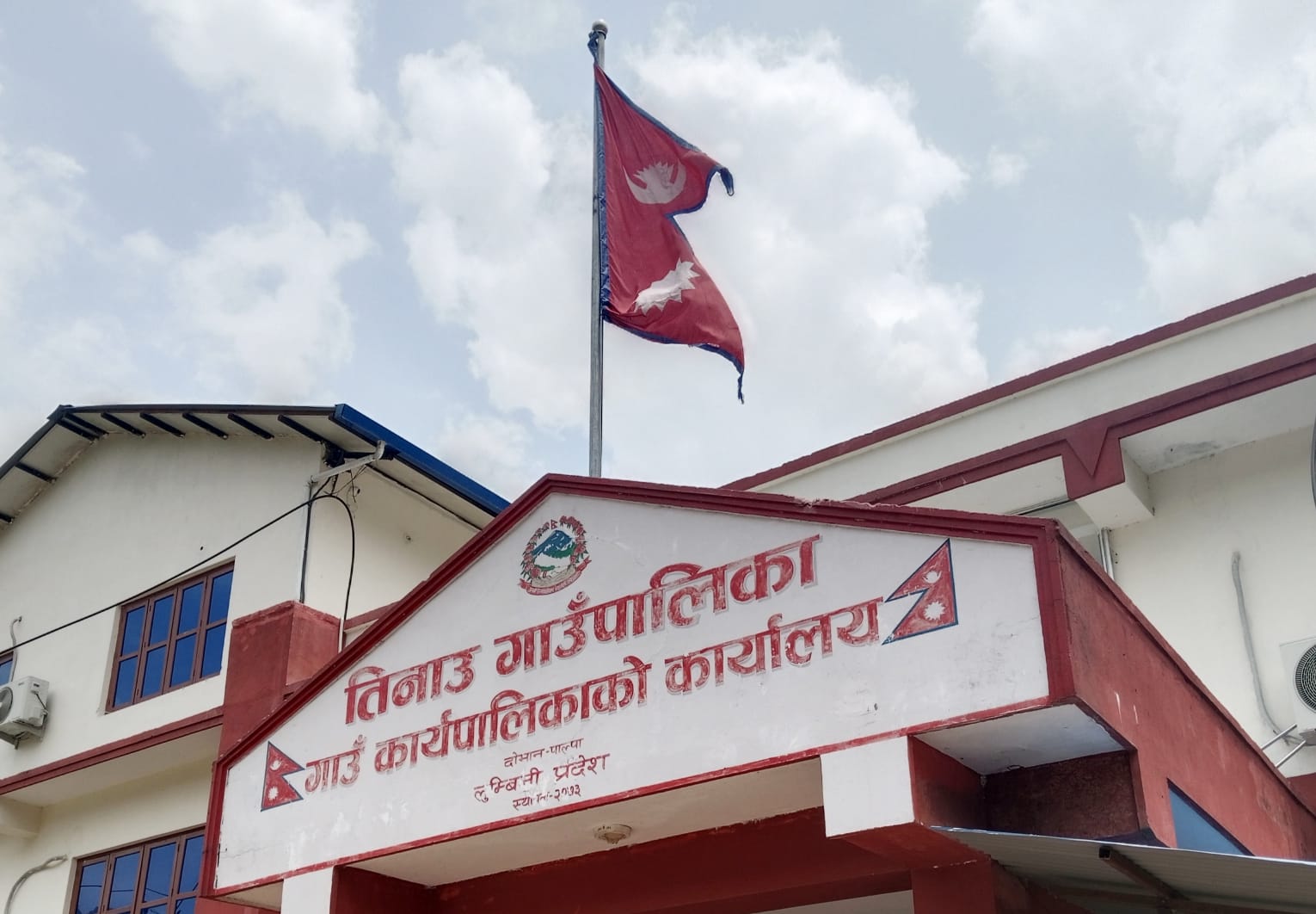 पाल्पाको तिनाउ गाँउपालिकामा सुशासन मै कर्मचारी बाधक, सेवाग्राहीलाई दिईयाे धम्की