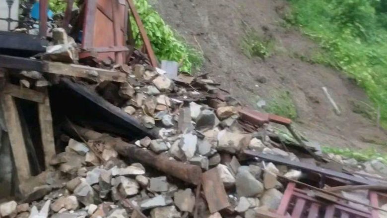 जाजरकोटमा पहिरोले घर तथा टहरा क्षतिग्रस्त, ७ जना घाइते