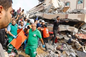 Palestinians search through the rubble of a house destroyed in Israeli strikes in Khan Younis, in the southern Gaza Strip, October 8, 2023. REUTERS/Ibraheem Abu Mustafa