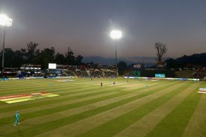 काठमाडौँ, १ मङ्सिरः
काठमाडौँ गोर्खाज र जनकपुर बोल्ट्सबीच प्रतिस्पर्धा
कीर्तिपुरस्थित त्रिभुवन विश्वविद्यालय अन्तर्राष्ट्रिय क्रिकेट मैदानमा आजदेखि सुरु भएको  नेपाल प्रिमियर लिग (एनपिएल) क्रिकेट प्रतियोगिताको दोस्रो संस्करणको उद्घाटन खेलमा काठमाडौँ गोर्खाज र जनकपुर बोल्ट्सबीच प्रतिस्पर्धा हुँदै । तस्बिरः प्रदीपराज वन्त/रासस