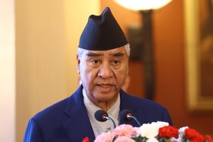 काठमाडौँ, २ असार
गैरआवसीय नेपाली संघले बिहीबार काठमाडौँमा आयोजना गरेको 'नागरिकता , मताधिकार, लगानी तथा वैदेशिक रोजगार गोष्ठी'मा सम्बोधन गर्दै प्रधानमन्त्री शेरबहादुर देउवा । तस्वीर ः रोशन सापकोटा, रासस